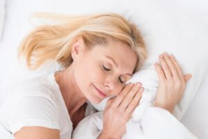 Mujer insomnio y sueño menopausia
