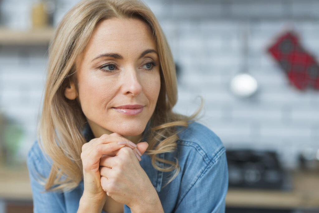primer plano de mujer joven rubia mirando otro lado (1)